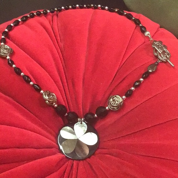 Abalone Shell Lacquerware Pendant with rosettes & beaded necklace - Picture 11 of 14